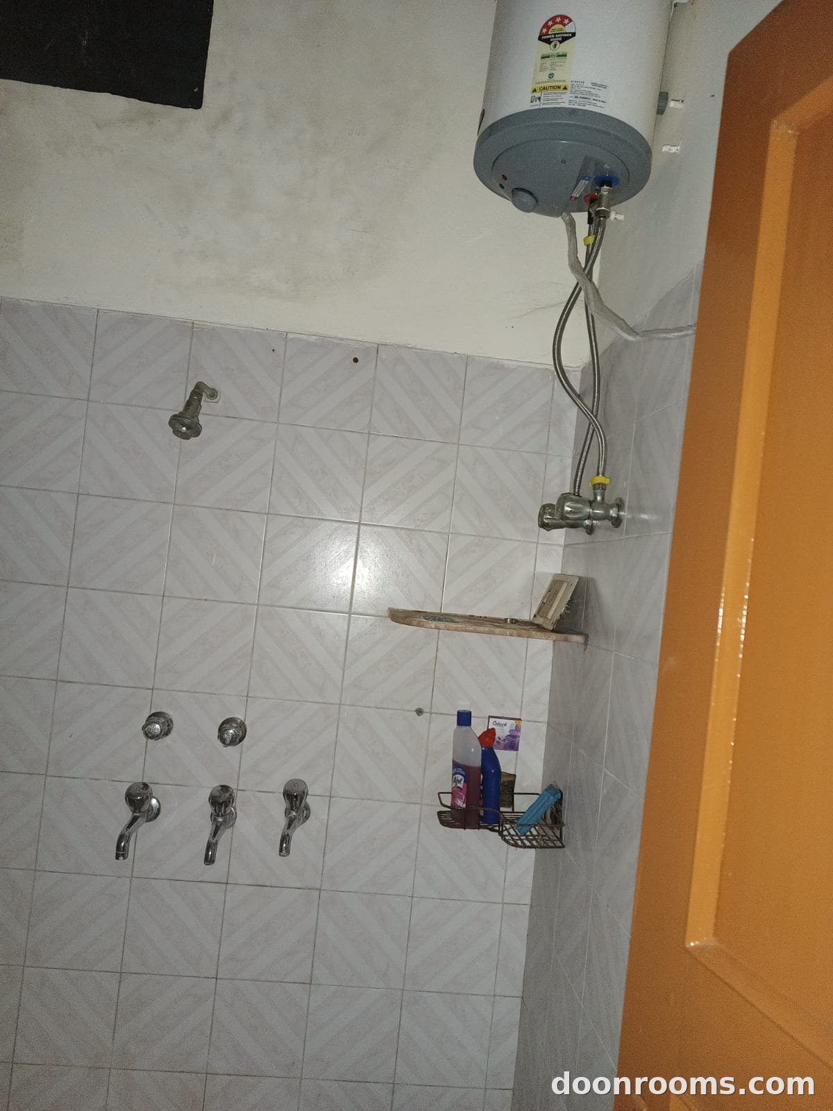 Triple Rooms with kitchen and bathroom in Dharampur